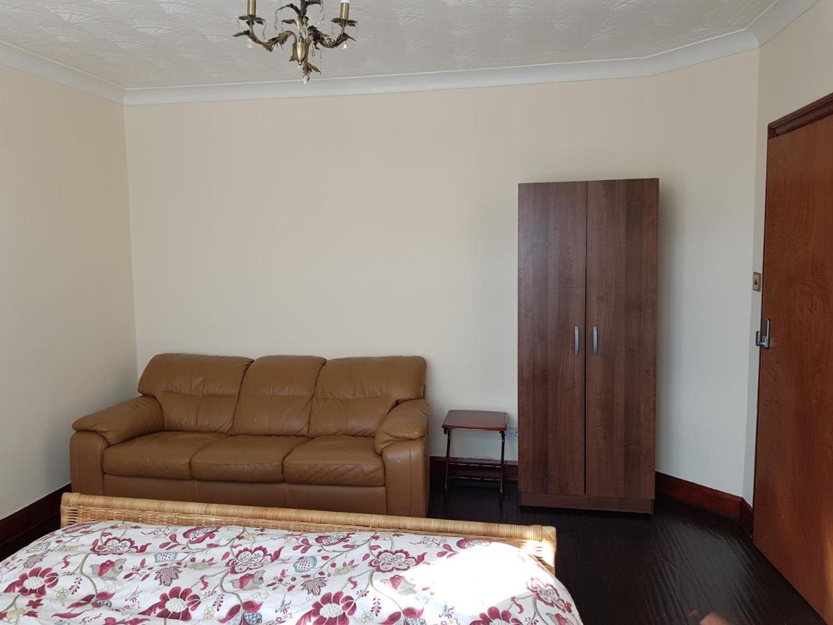 Cozy Guest House Luton  Exterior photo